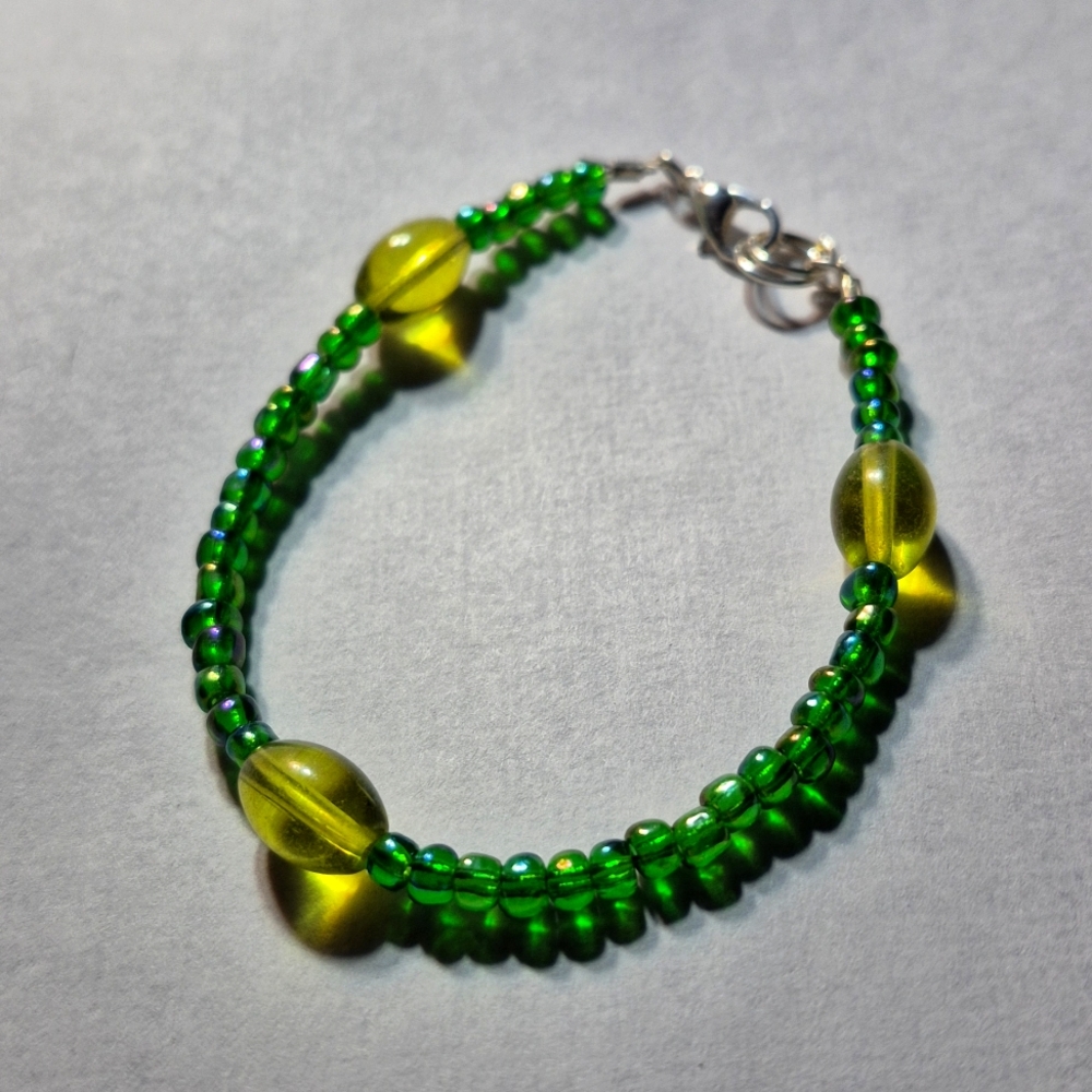 Green glass beaded bracelet